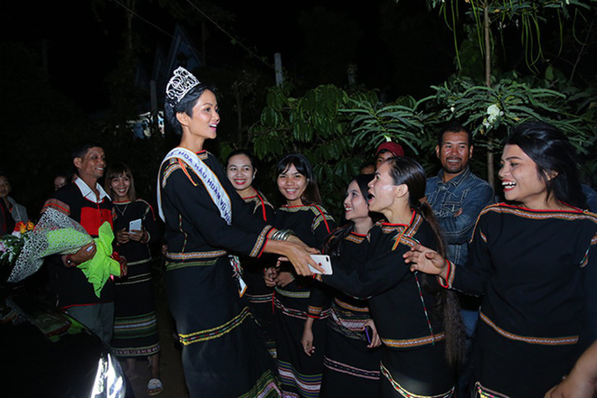 Phản ứng của H’Hen Niê khi buôn làng muốn làm cổng chào và con đường mang tên cô - Ảnh 2. Phản ứng của H’Hen Niê khi buôn làng muốn làm cổng chào và con đường mang tên cô - Ảnh 2.