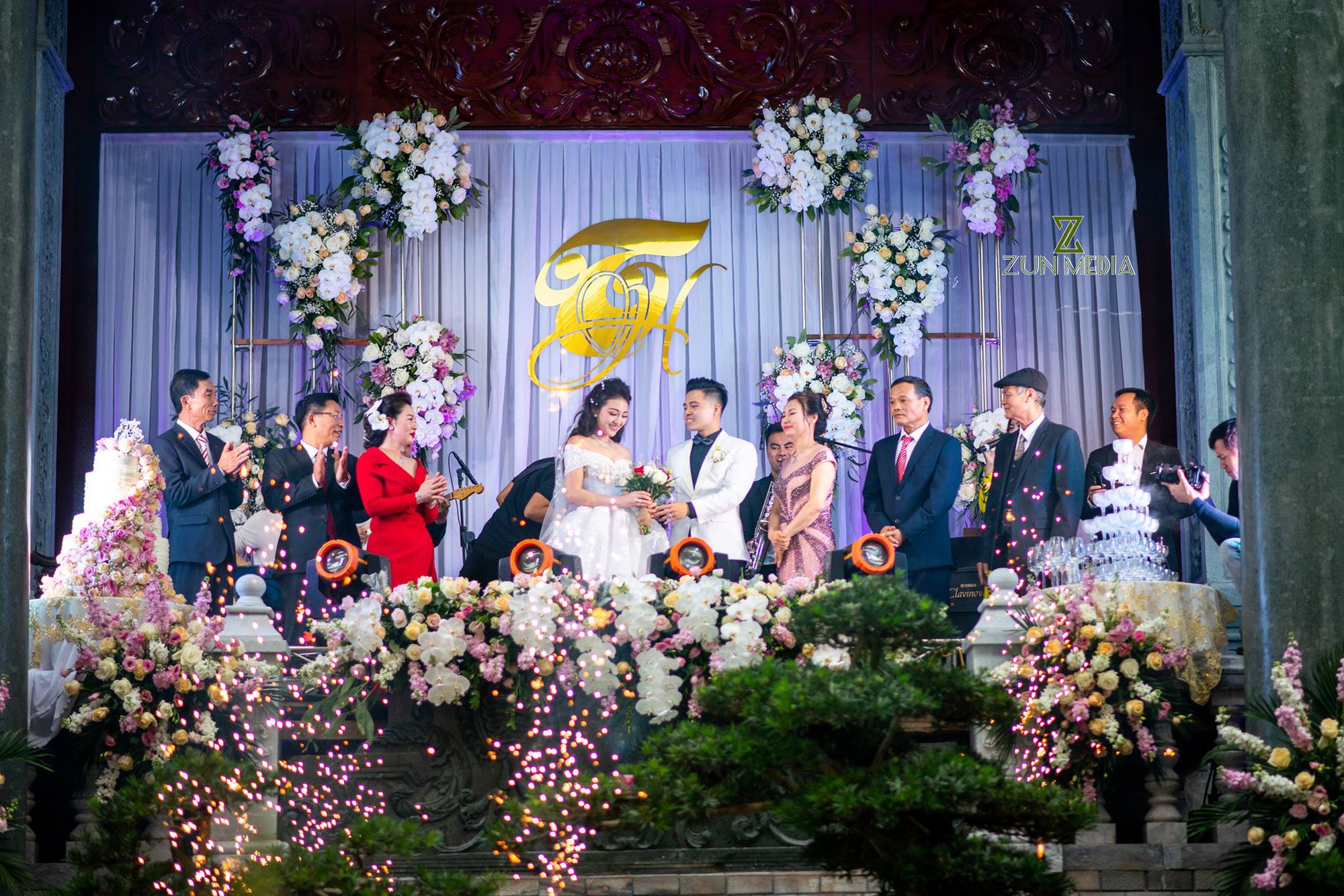 Bộ ảnh cưới đẹp như mơ cùng gia thế khủng của cô dâu vàng đeo trĩu cổ sống trong lâu đài 7 tầng ở Nam Định - Ảnh 7.