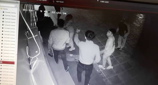 Nữ nhân viên bị 4 thanh niên trêu ghẹo rồi tấn công ở CC Linh Đàm phải tái nhập viện trong tình trạng hoảng loạn, co giật và không nói được - Ảnh 1.
