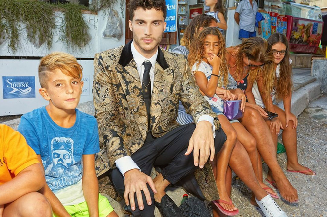 Dolce &amp; Gabbana tiếp tục “ăn gạch” v&#236; bộ ảnh mới bị cho l&#224; ph&#226;n biệt gi&#224;u ngh&#232;o, body shaming v&#224; để lọt cả đồ Louis Vuitton - Ảnh 2.