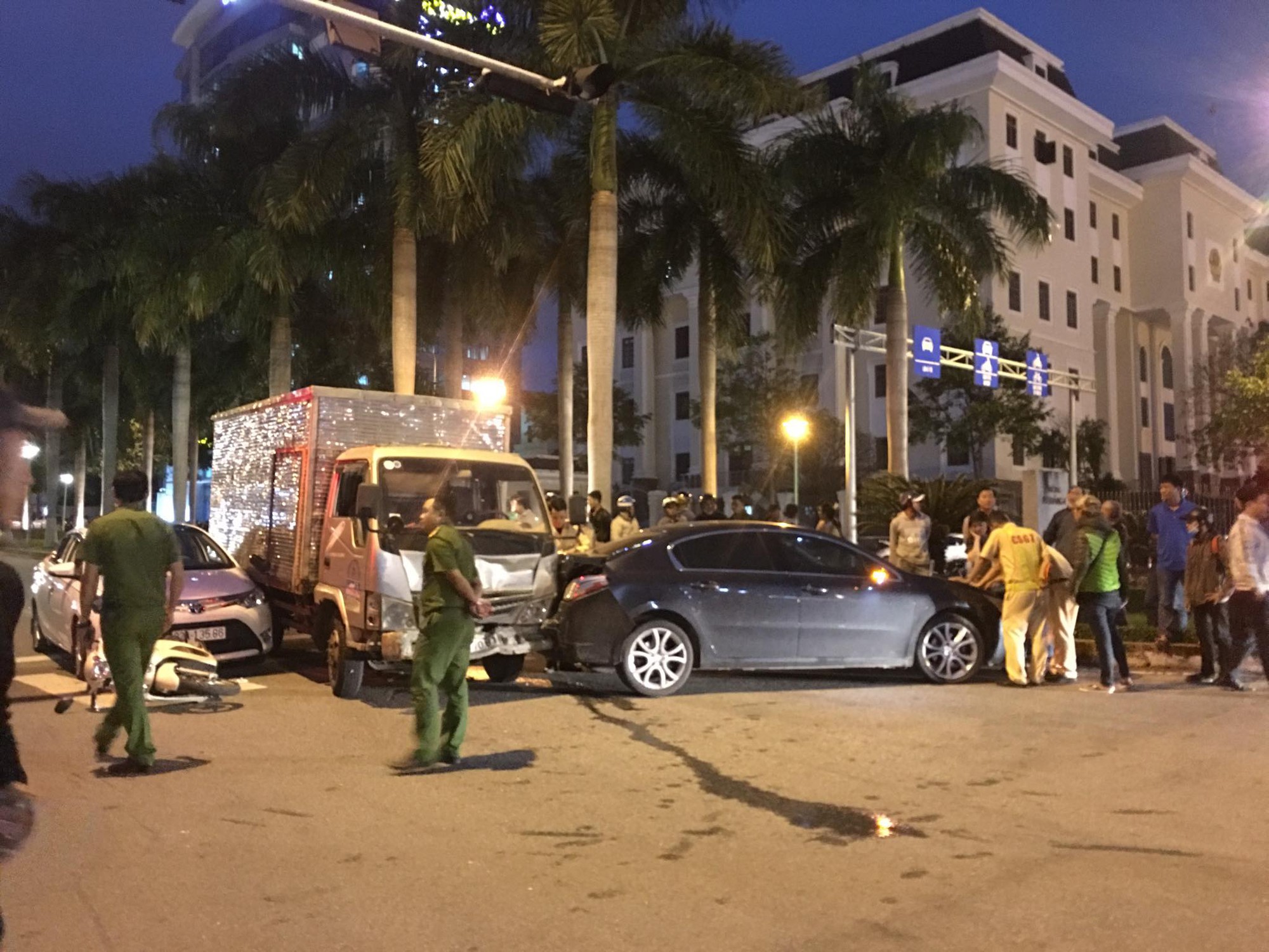 Xe tải điên tông loạt ô tô, xe máy đang dừng đèn đỏ ở Đà Nẵng - Ảnh 2.