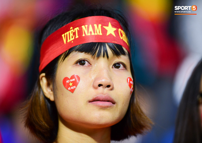 CĐV Việt Nam ở UAE bật khóc, chứng kiến các tuyển thủ đi không vững sau trận đấu với Nhật Bản - Ảnh 6. CĐV Việt Nam ở UAE bật khóc, chứng kiến các tuyển thủ đi không vững sau trận đấu với Nhật Bản - Ảnh 6.