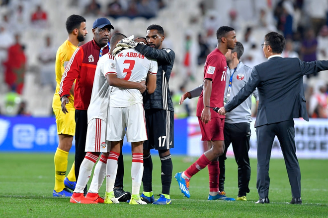 Dùng đủ mọi cách nhưng vẫn thảm bại trước Qatar, các cầu thủ UAE đổ gục, bật khóc nức nở - Ảnh 3.