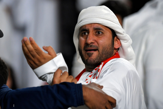 Dùng đủ mọi cách nhưng vẫn thảm bại trước Qatar, các cầu thủ UAE đổ gục, bật khóc nức nở - Ảnh 9.