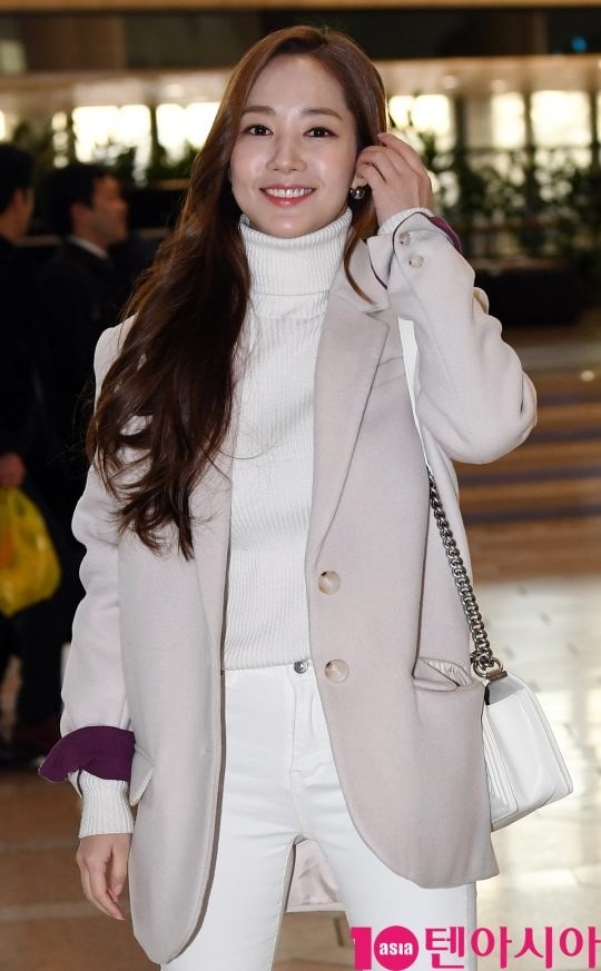 Hyun Bin má»t mình vá» nưá»c sau tin Äá»n hẹn hò Son Ye Jin tại Mỹ, Park Min Young tươi tắn lên ÄÆ°á»ng sang Nháºt