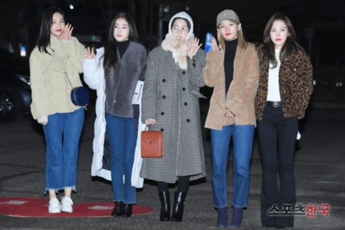 Red Velvet có mặt tại trường quay từ rất sớm. Các thành viên ăn mặc ấm áp giữa thời tiết lạnh giá tại Hàn.