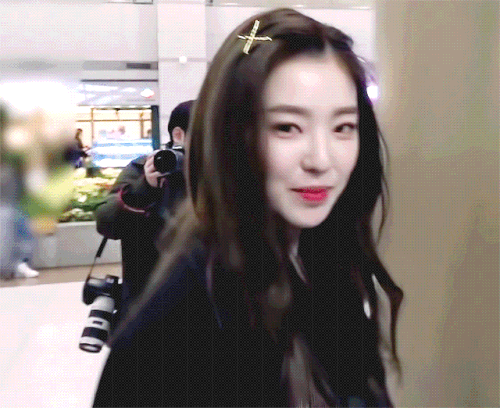 Ngày 7/1, Irene xuất hiện tại sân bay sau concert ở Nhật Bản. Cô nàng trông vẫn tươi tắn rạng ngời với khuôn mặt makeup nhẹ nhàng.