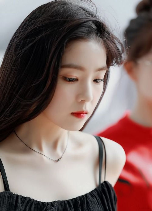 Cũng nhờ làn da trắng nổi bật này mà mỗi lần Irene nhuộm tóc đen, tô son đỏ là netizen lại tấm tắc xuýt xoa về một combo hoàn hảo.