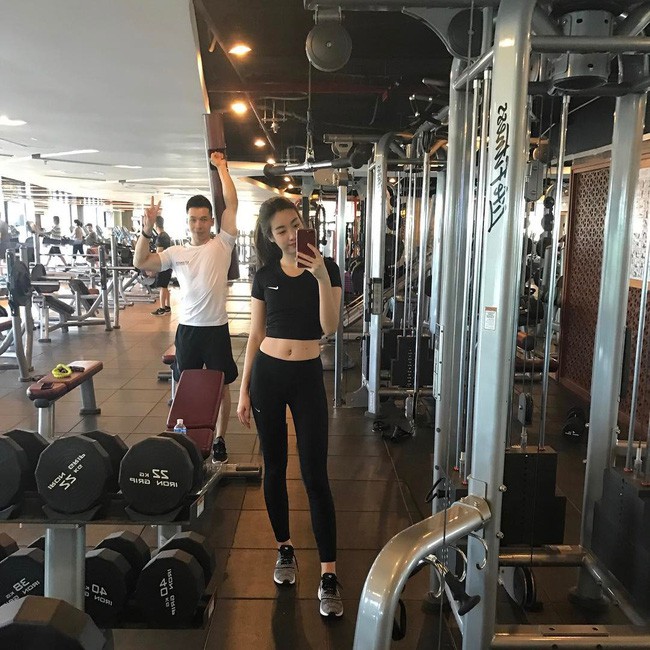 Để biết loạt người đẹp Việt sở hữu body “chuẩn đét” thế nào, hãy xem họ chinh phục quần bó chẽn siêu kén dáng - Ảnh 6. Để biết loạt người đẹp Việt sở hữu body “chuẩn đét” thế nào, hãy xem họ chinh phục quần bó chẽn siêu kén dáng - Ảnh 6.