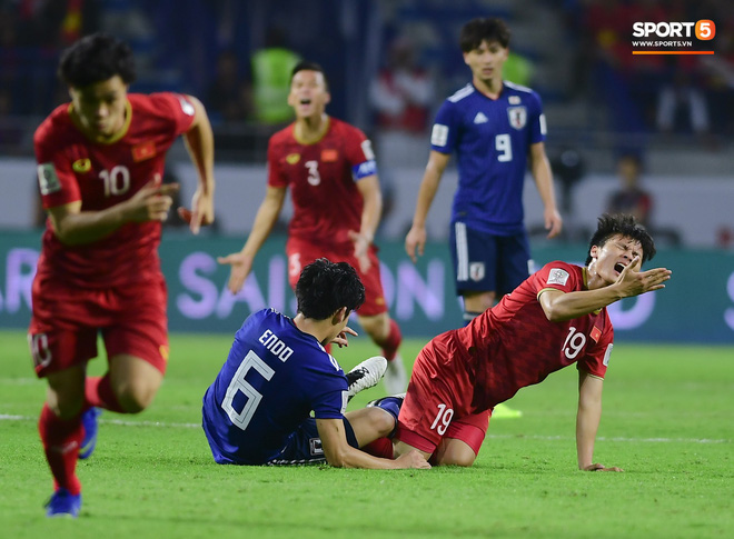 Quang Hải nghiến răng, Công Phượng cháy hết mình trong ngày tuyển Việt Nam chiến đấu tới kiệt sức với Nhật Bản - Ảnh 2. Quang Hải nghiến răng, Công Phượng cháy hết mình trong ngày tuyển Việt Nam chiến đấu tới kiệt sức với Nhật Bản - Ảnh 2.