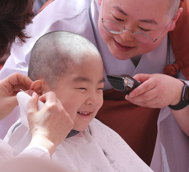 Loạt sắc thái đáng yêu hết nấc của các chú tiểu trong ngày xuống tóc đón lễ Phật Đản ở Hàn Quốc - Ảnh 2.