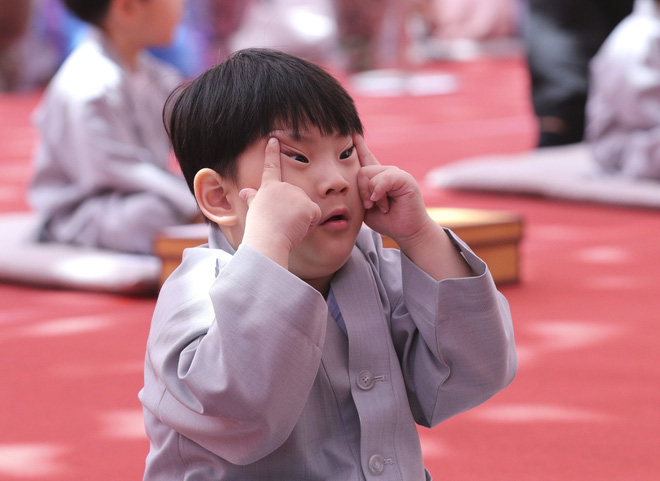 Loạt sắc thái đáng yêu hết nấc của các chú tiểu trong ngày xuống tóc đón lễ Phật Đản ở Hàn Quốc - Ảnh 3. Loạt sắc thái đáng yêu hết nấc của các chú tiểu trong ngày xuống tóc đón lễ Phật Đản ở Hàn Quốc - Ảnh 3.