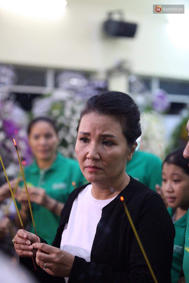 Đêm cuối cùng lễ tang, gia đình cố nghệ sĩ Lê Bình khui thùng phúng điếu quyên góp 100 triệu làm từ thiện - Ảnh 3. Đêm cuối cùng lễ tang, gia đình cố nghệ sĩ Lê Bình khui thùng phúng điếu quyên góp 100 triệu làm từ thiện - Ảnh 3.