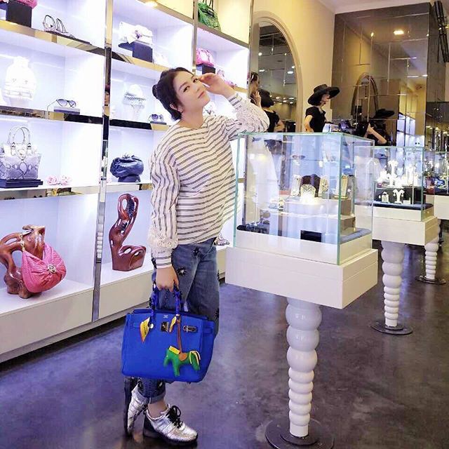 Hội mỹ nhân Vbiz đình đám nhan sắc ngày càng thăng hạng, sở hữu khối tài sản khổng lồ nhưng vẫn đơn chăn gối chiếc - Ảnh 3. Hội mỹ nhân Vbiz đình đám nhan sắc ngày càng thăng hạng, sở hữu khối tài sản khổng lồ nhưng vẫn đơn chăn gối chiếc - Ảnh 3.