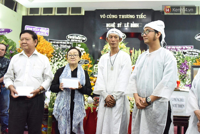 Đêm cuối cùng lễ tang, gia đình cố nghệ sĩ Lê Bình khui thùng phúng điếu quyên góp 100 triệu làm từ thiện - Ảnh 1. Đêm cuối cùng lễ tang, gia đình cố nghệ sĩ Lê Bình khui thùng phúng điếu quyên góp 100 triệu làm từ thiện - Ảnh 1.
