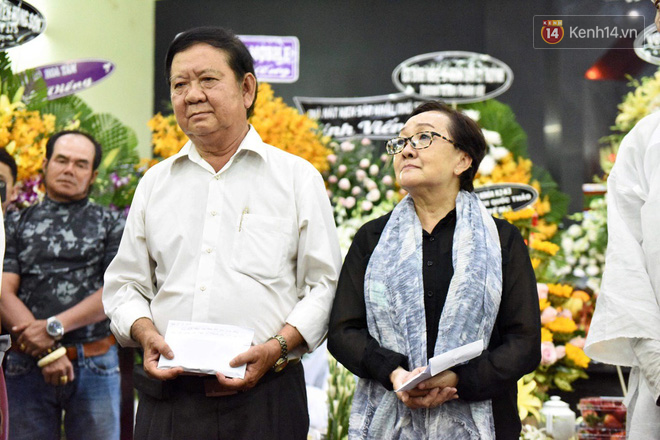 Đêm cuối cùng lễ tang, gia đình cố nghệ sĩ Lê Bình khui thùng phúng điếu quyên góp 100 triệu làm từ thiện - Ảnh 2. Đêm cuối cùng lễ tang, gia đình cố nghệ sĩ Lê Bình khui thùng phúng điếu quyên góp 100 triệu làm từ thiện - Ảnh 2.