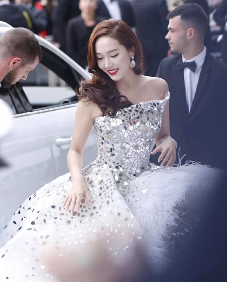 Jessica Jung mất điểm vì gương mặt bự phấn dù mặc đầm như một nàng công chúa trên thảm đỏ LHP Cannes 2019-1