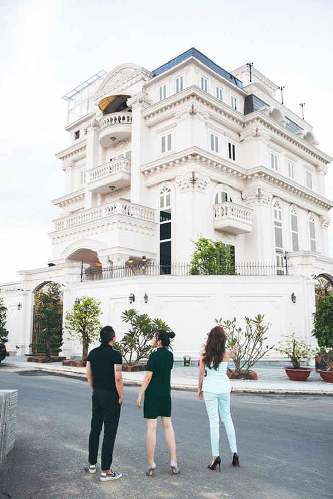 Hội mỹ nhân Vbiz đình đám nhan sắc ngày càng thăng hạng, sở hữu khối tài sản khổng lồ nhưng vẫn đơn chăn gối chiếc - Ảnh 1. Hội mỹ nhân Vbiz đình đám nhan sắc ngày càng thăng hạng, sở hữu khối tài sản khổng lồ nhưng vẫn đơn chăn gối chiếc - Ảnh 1.