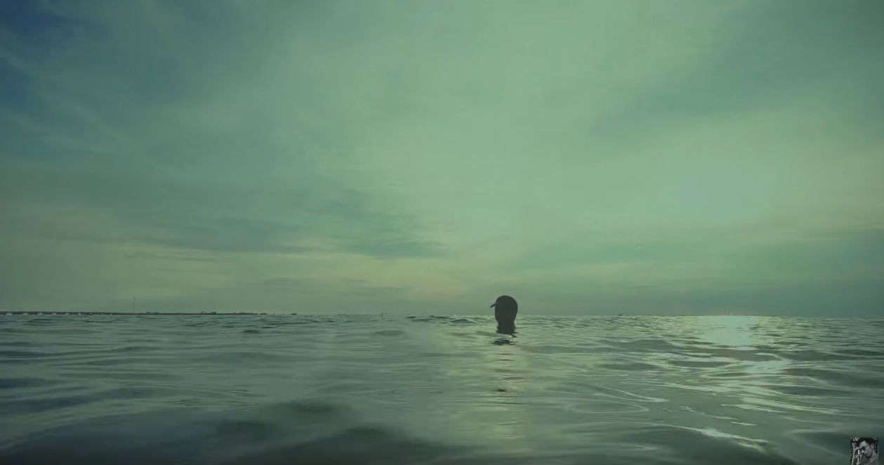 Ngâm mình dưới biển từ đầu đến cuối trong MV mới, Đen Vâu vẫn mang về hơn nửa triệu views sau 1 đêm! - Ảnh 3.