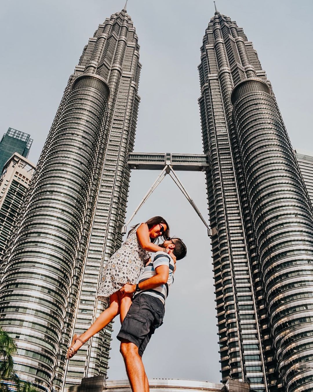 Có cả triệu người chụp ảnh dưới toà tháp Petronas Twin Tower nhưng không phải ai cũng biết bí quyết để có tấm ảnh lung linh nhất - Ảnh 4.