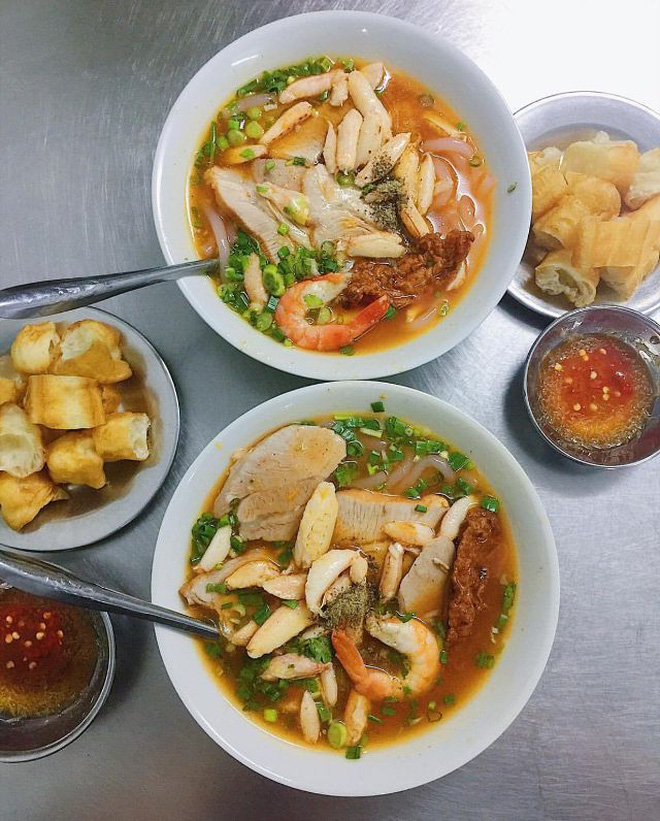 Những hàng bánh canh cua không bao giờ vắng khách tại Sài Gòn